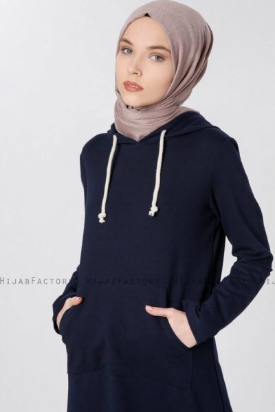 Nasira Marinblå Klänning Med Hood 280097b