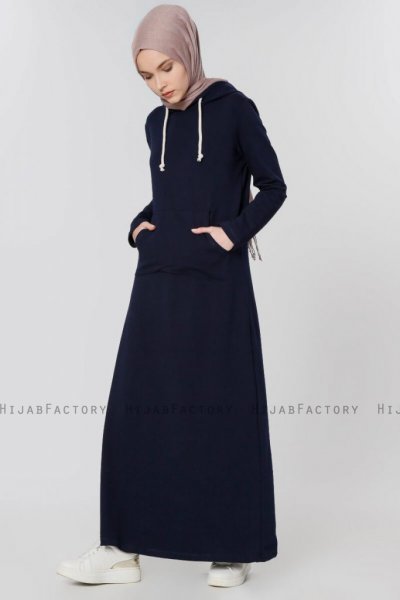 Nasira Marinblå Klänning Med Hood 280097c